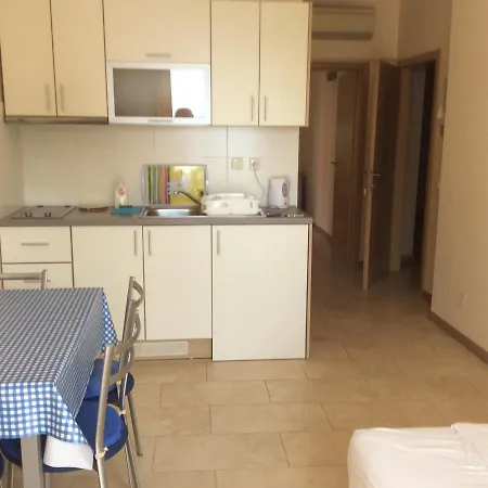 Lucy Tucepi, Beachfront Apartman *