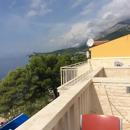 Lucy Tucepi, Beachfront Apartman *