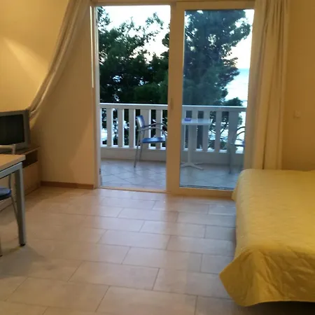 Lucy Tucepi, Beachfront Apartman *