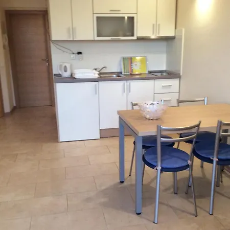 Lucy Tucepi, Beachfront Apartman